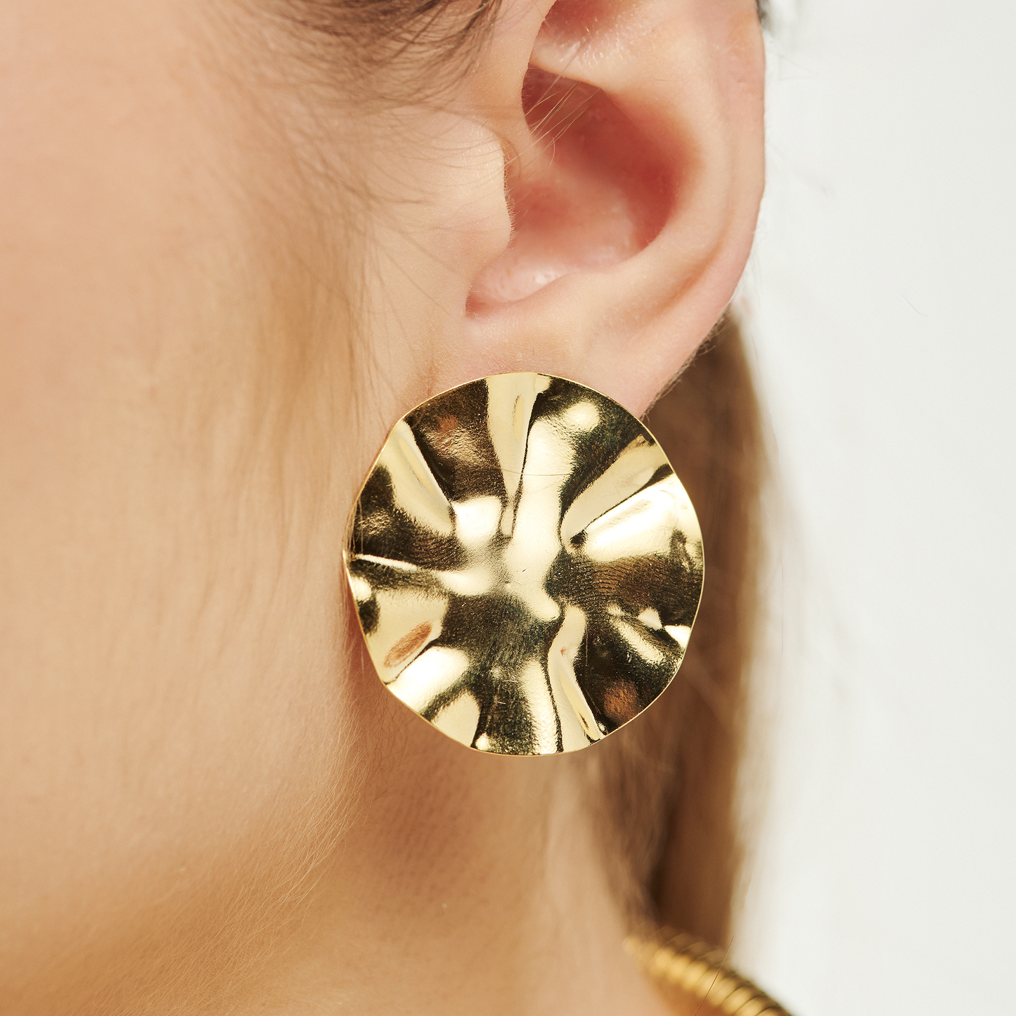Brinco Solar Martelado Dourado