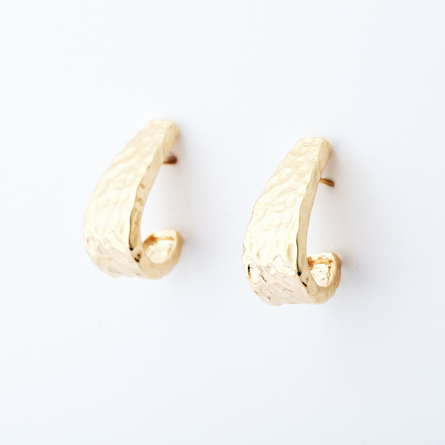 Brinco Martelé Dourado