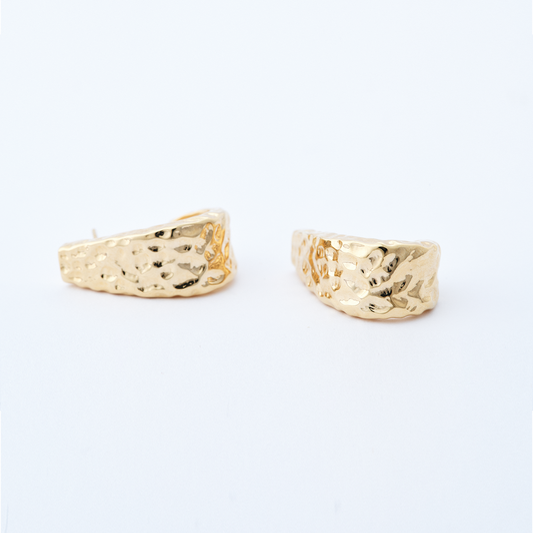 Brinco Martelé Dourado
