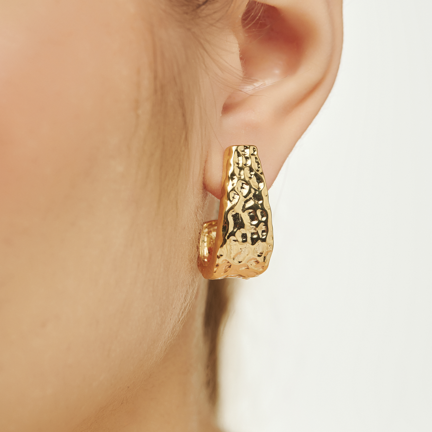 Brinco Martelé Dourado