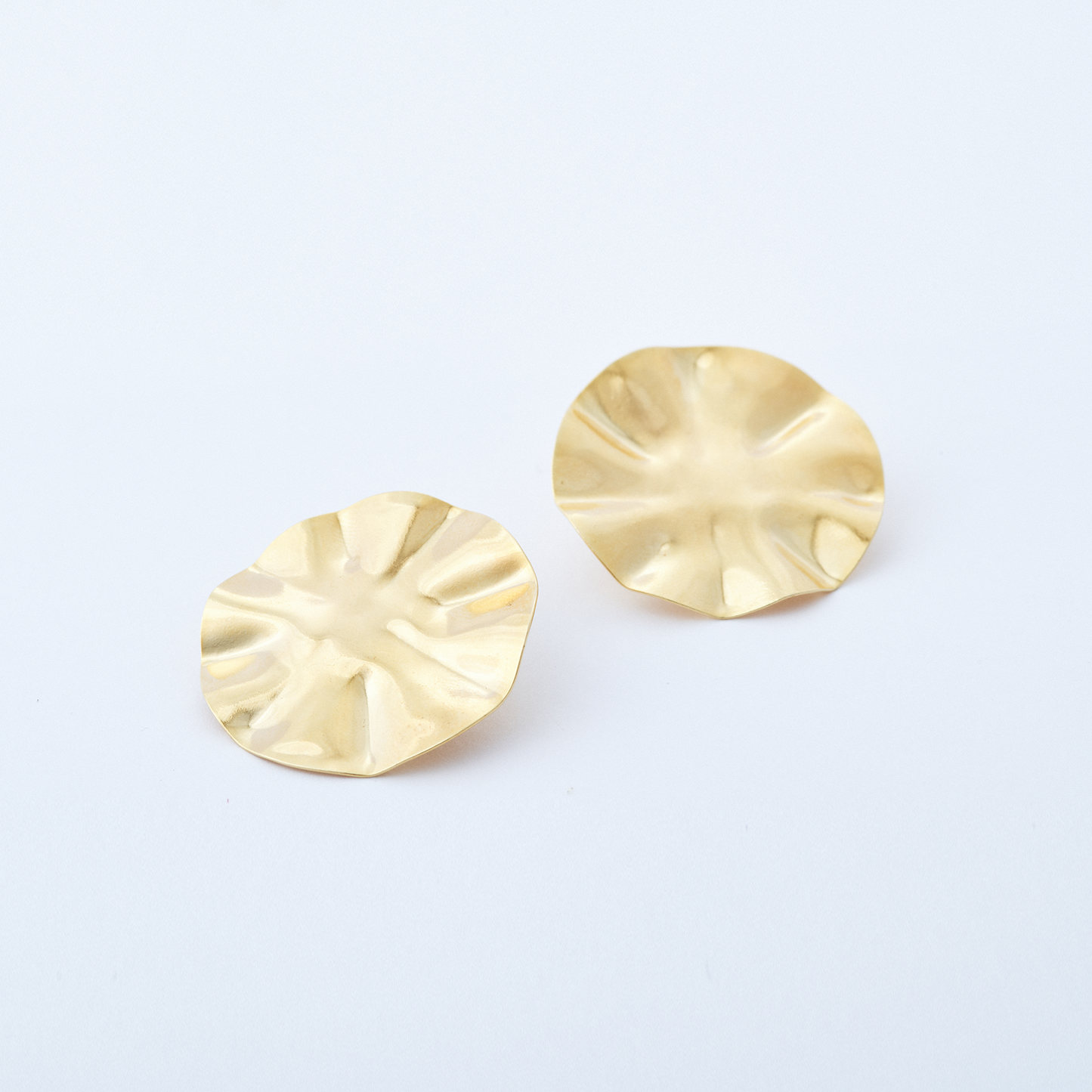 Brinco Solar Martelado Dourado